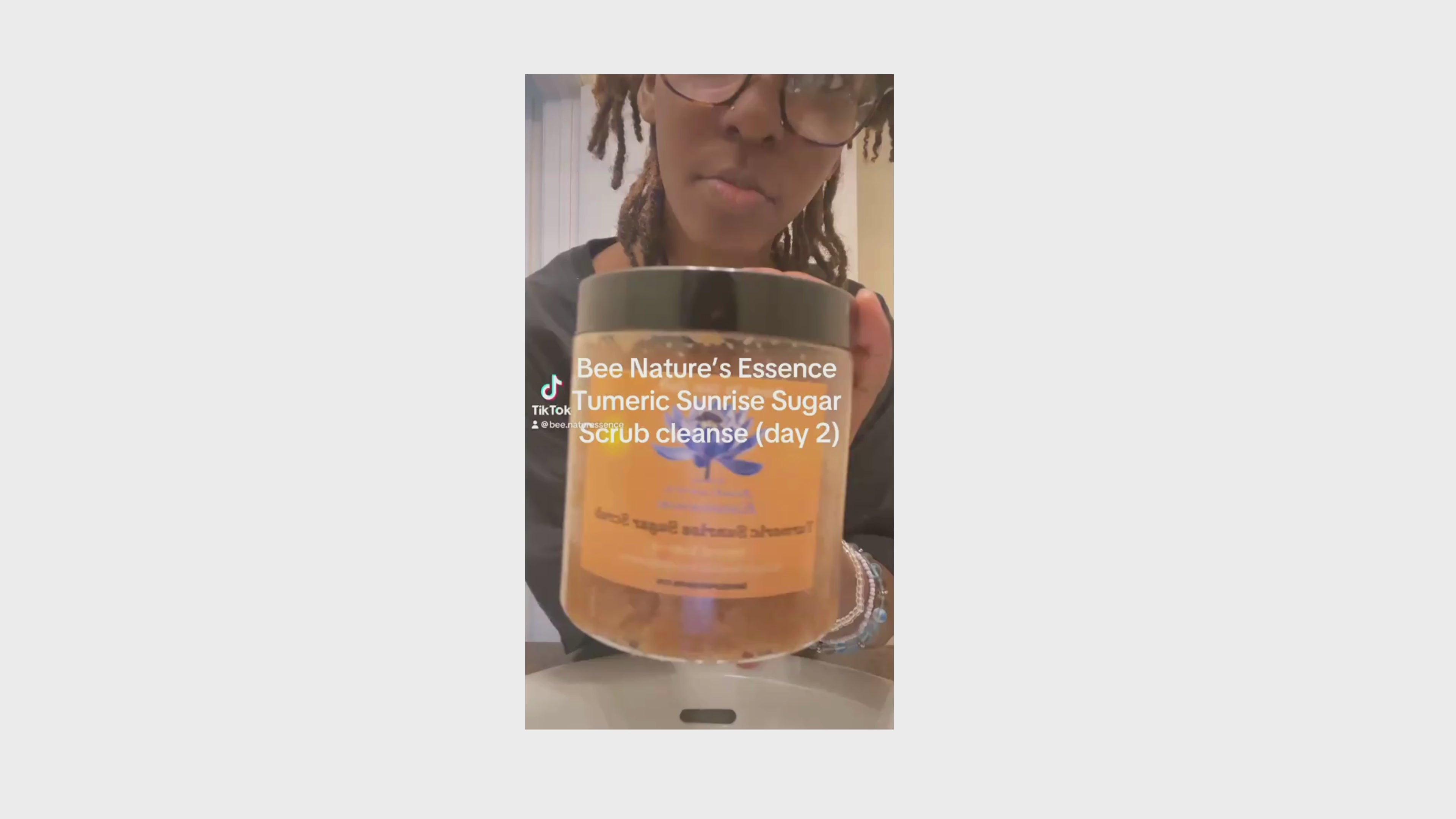 Load video: Tutorial on Bee Nature&#39;s Essence&#39;s sugar scrubs